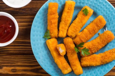 Kızarmış balık çubukları (parmak) veya tavuk külçesi