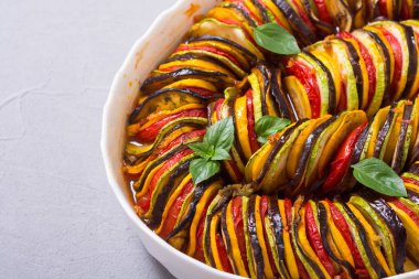 Geleneksel Fransız pişmiş provencal sebze yemeği - Ratatouille