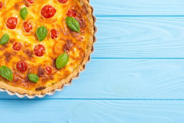 Mantar, domates ve peynir ile Tavuk Quiche lorraine