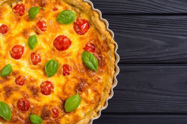 Mantar, domates ve peynir ile Tavuk Quiche lorraine