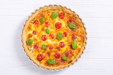 Mantar, domates ve peynir ile Tavuk Quiche lorraine