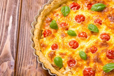 Mantar, domates ve peynir ile Tavuk Quiche lorraine