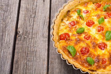 Mantar, domates ve peynir ile Tavuk Quiche lorraine