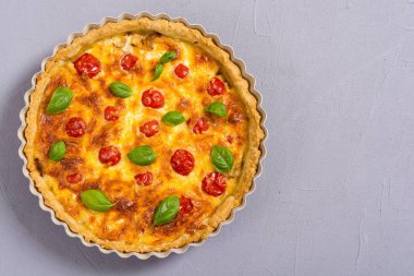 Mantar, domates ve peynir ile Tavuk Quiche lorraine