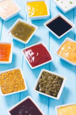 Seramik kasede farklı soslar seti