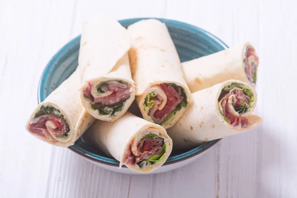 Нарізана сендвіч-тортилья з овочами та шинкою — стокове фото