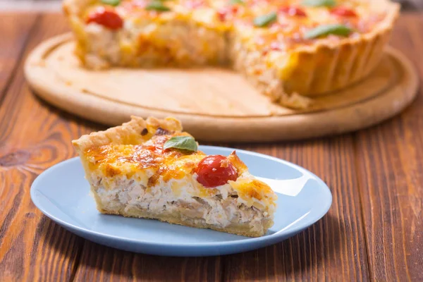 Pollo Quiche lorraine con champiñones, tomates y queso — Foto de Stock