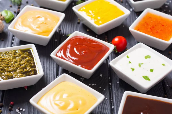 Set van verschillende sauzen in keramische kom — Stockfoto