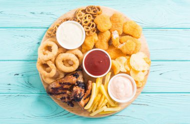 Soğan halkaları , nuggets ızgara kanatları , patates kızartması ve sn karışımı