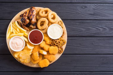 Soğan halkaları , nuggets ızgara kanatları , patates kızartması ve sn karışımı