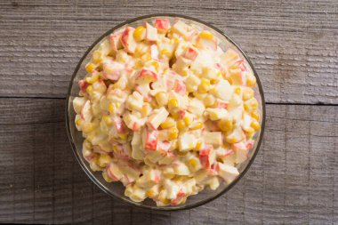 Yengeç çubukları, mısır, yumurta ve mayonez salatası