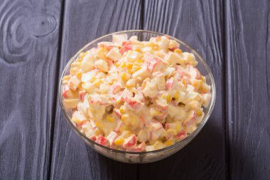 Yengeç çubukları, mısır, yumurta ve mayonez salatası