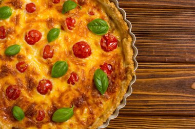 Mantar, domates ve peynir ile Tavuk Quiche lorraine