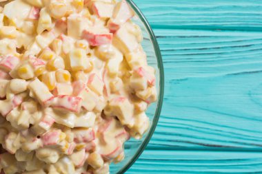 Yengeç çubukları, mısır, yumurta ve mayonez salatası