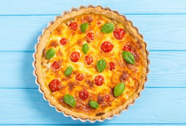 Mantar, domates ve peynir ile Tavuk Quiche lorraine