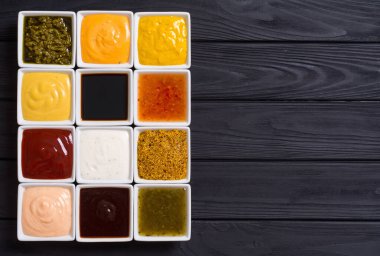 Seramik kasede farklı soslar seti