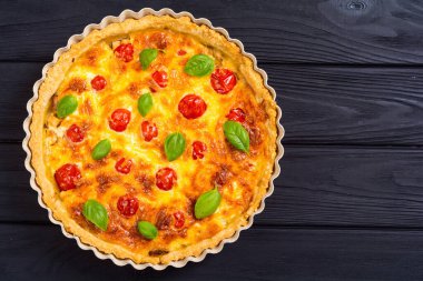 Mantar, domates ve peynir ile Tavuk Quiche lorraine