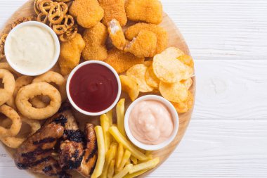 Soğan halkaları , nuggets ızgara kanatları , patates kızartması ve sn karışımı