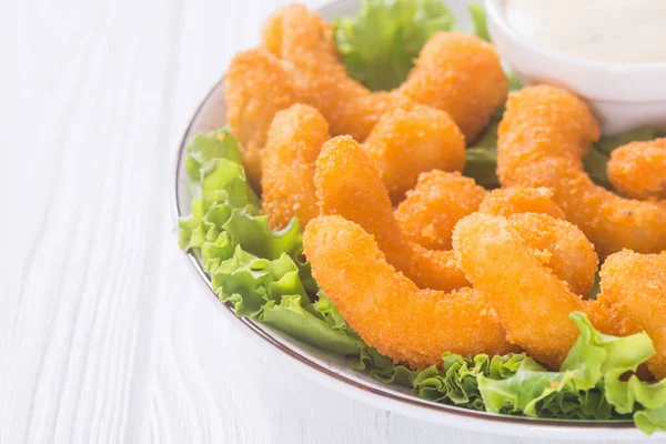 Shrimps in batter with sauce and lime — Stock Photo, Image