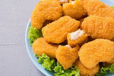 Rustik arka planda tabakta tavuk külçeleri 