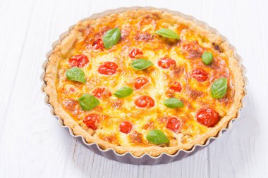 Mantar, domates ve peynir ile Tavuk Quiche lorraine