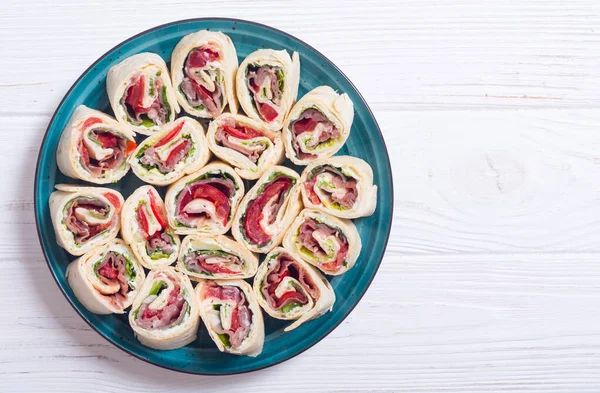 Нарізана сендвіч-тортилья з овочами та шинкою — стокове фото
