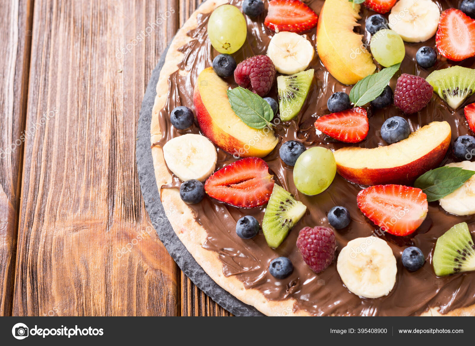 Pizza Buah Dengan Krim Nougat Kacang Buah Dan Beri Makanan Stok Foto C Whitestorm4 395408900