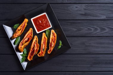 İtalyan yemeği peynirli, salamlı, zeytinli ve domatesli pizza. 