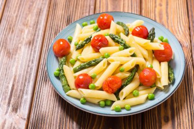 Kuşkonmaz, domates ve bezelye ile Penne makarna salatası . Gıda arka plan