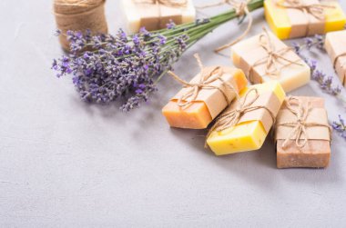 El yapımı lavantalı doğal sabun. Kırsal arkaplandaki spa fotoğrafı