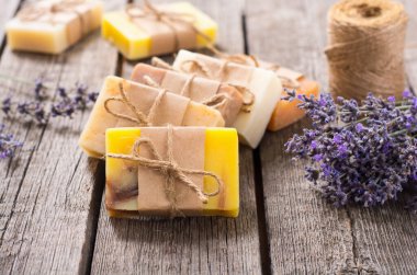 El yapımı lavantalı doğal sabun. Kırsal arkaplandaki spa fotoğrafı