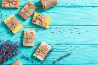 El yapımı lavantalı doğal sabun. Kırsal arkaplandaki spa fotoğrafı