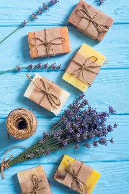 El yapımı lavantalı doğal sabun. Kırsal arkaplandaki spa fotoğrafı