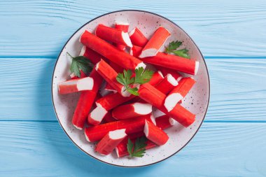 Balık proteininden (surimi) yengeç çubukları