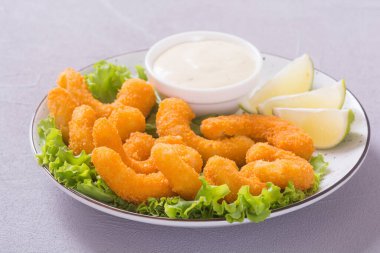 Soslu ve limonlu karides. Kırsal alanda fast food