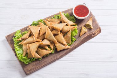 Ramazan iftar yemeği. Geleneksel Asya vejetaryen yemek samosası.