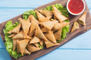 Ramazan iftar yemeği. Geleneksel Asya vejetaryen yemek samosası.