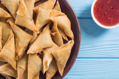 Ramazan iftar yemeği. Geleneksel Asya vejetaryen yemek samosası.