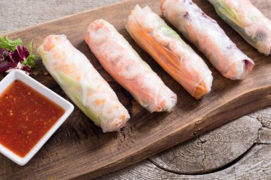 Vietnam börekleri sebzeli, pirinç erişteli ve karidesli.