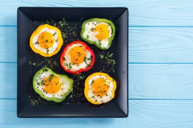 Sarı, kırmızı ve yeşil biber ve sahanda yumurta. Renkli sağlıklı kahvaltı.