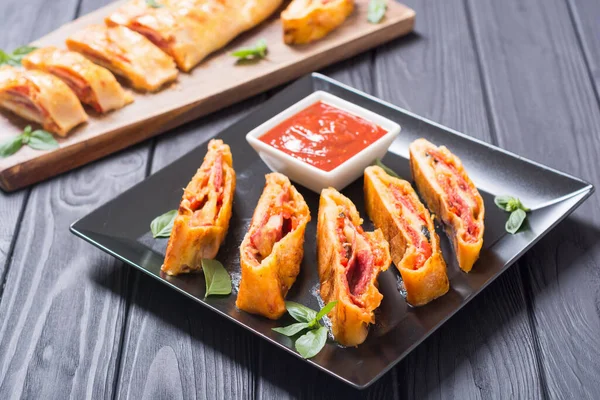 Italiensk Mat Pizzarulle Stromboli Med Ost Salami Oliver Och Tomater — Stockfoto