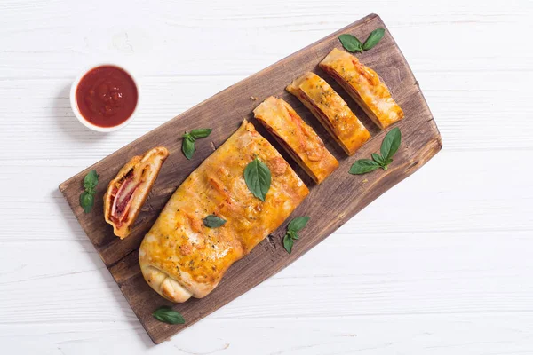 Cucina Italiana Pizza Roll Stromboli Con Formaggi Salumi Olive Pomodori — Foto Stock