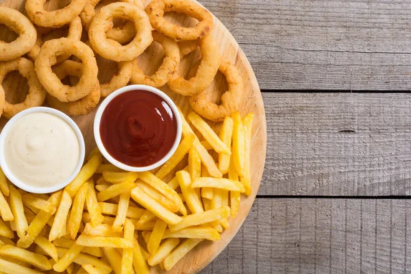 Patatine Fritte Anelli Cipolla Con Salse Tavola Legno — Foto Stock