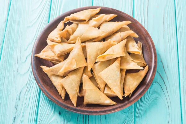 Ramazan iftar yemeği. Geleneksel Asya vejetaryen yemek samosası.