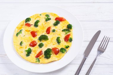 İtalyan kahvaltısı. Brokoli ve kiraz domatesli omlet.