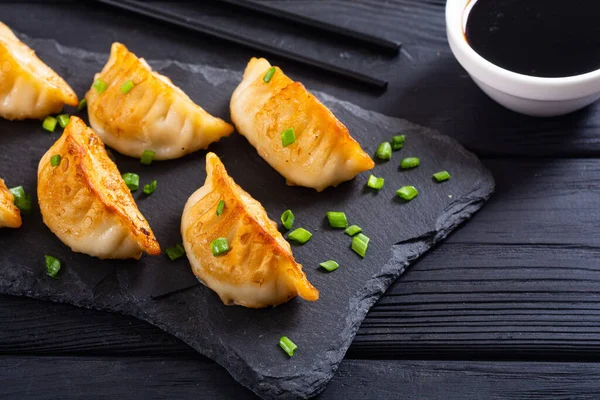 Dumplings Asiáticos Tradicionales Gyoza Con Cebolla Verde Salsa Soja — Foto de Stock
