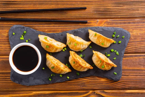 Traditionelle Asiatische Knödel Gyoza Mit Grünen Zwiebeln Und Sojasauce — Stockfoto