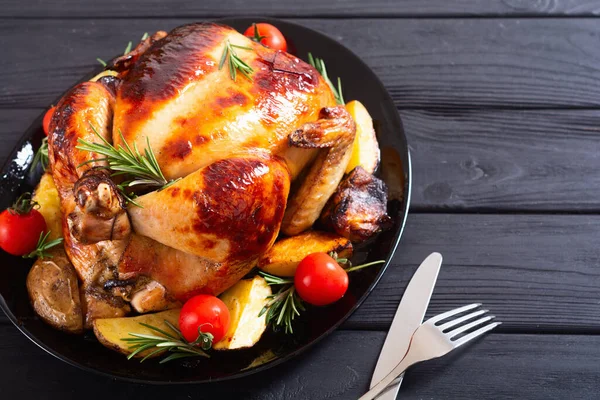 Gebakken Kip Met Aardappelen Chery Tomaten Rozemarijn Voedselachtergrond — Stockfoto