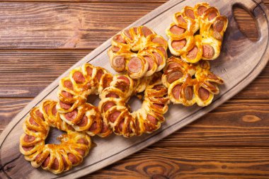 Ev yapımı sosis hamuru. Yemek arkaplanı fotoğrafı .