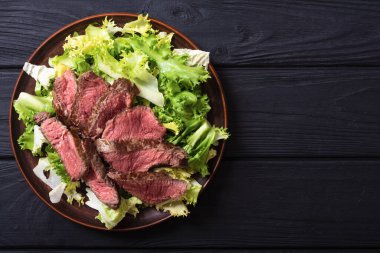 Kızarmış biftekli salata. Ahşap arka planda